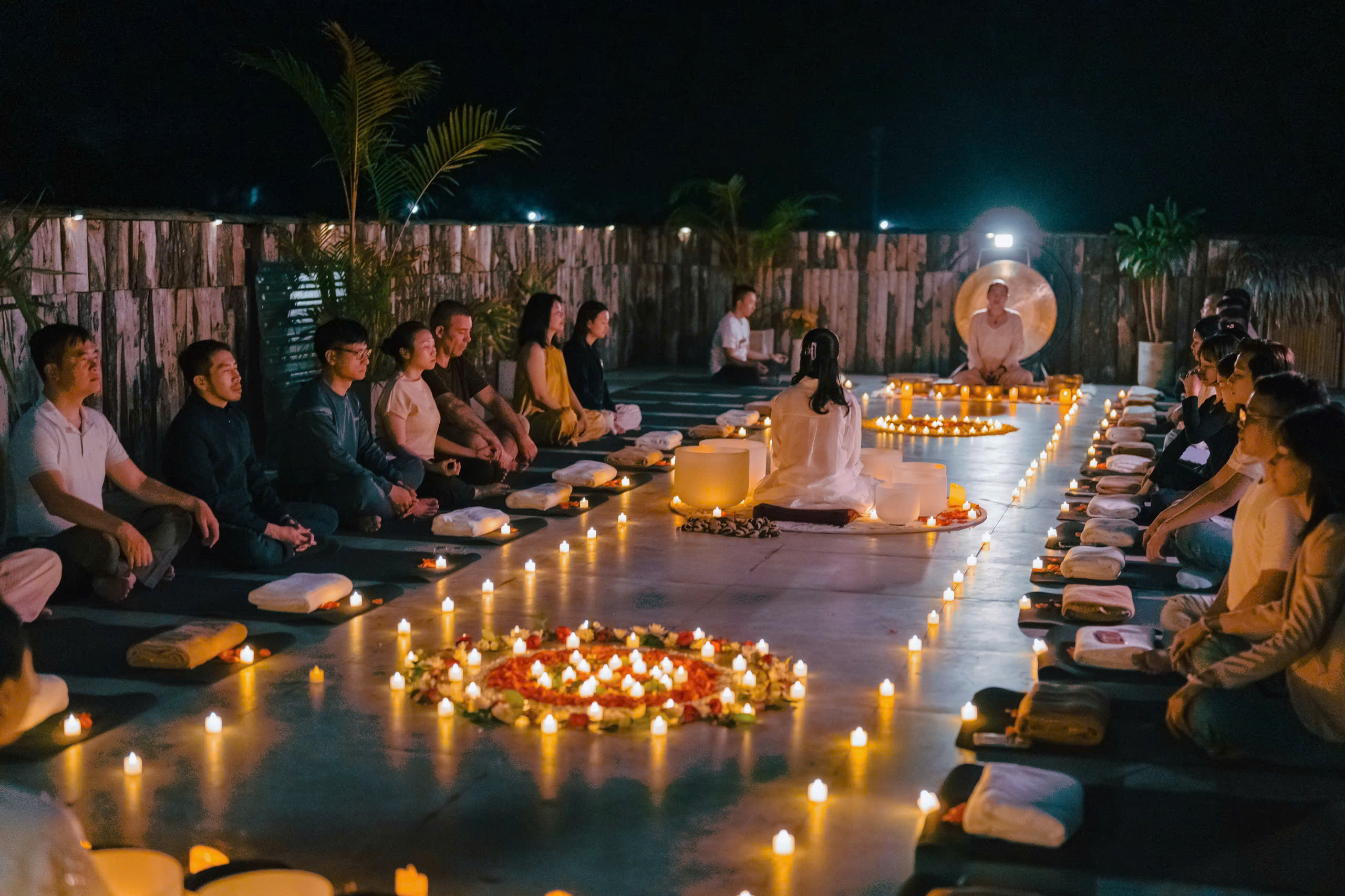 Không gian retreat chữa lành với vòng nến và âm thanh trị liệu