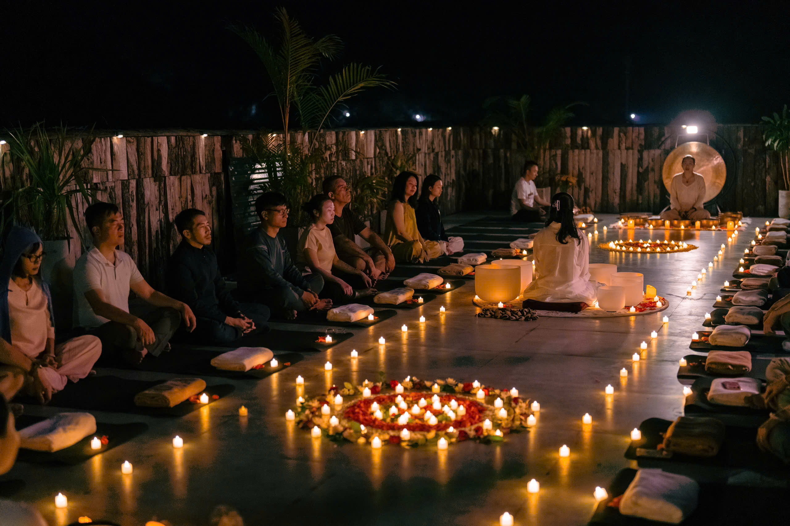 Người tham dự retreat lắng nghe và kết nối nội tâm